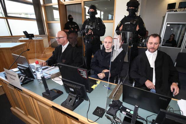 The accused Stephan Balliet has his laptop with him in the hall, the battery of the laptop runs only 45 minutes without p