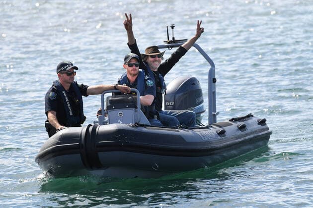 Bilder des Jahres 2020, News 09 September News Themen der Woche KW37 News Bilder des Tages AUSTRALIAN FISHERMEN FOUND, Fisherman Derek Robinson reacts after seeing his family on his to return at Encounter Bay, South Australia, Thursday, September 10, 2020. Two men who went missing off the South Australian coast, sparking a massive four-day search, are alive. ( NO ARCHIVING, EDITORIAL USE ONLY, NO USE IN BOOKS WITHOUT CONSENT VICTOR HARBOUR SA AUSTRALIA Copyright: xDAVIDxMARIUZx 20200910001489696918
