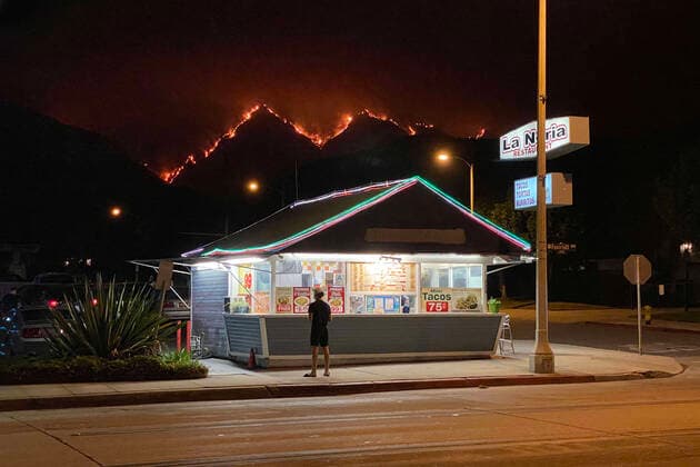 IMAGO Nature: Unsere Erde, Klimawandel, Waldbrände Bilder des Jahres 2020, News 09 September News Themen der Woche KW37 News Bilder des Tages September 10, 2020, Monrovia, California, U.S: The Bobcat Fire burns in the Angeles National Forest behind La Noria Restaurant in Monrovia, CA September 10, 2020. The fire which started September 6th has burned 24,000 acres in the San Gabriel Canyon and is less than 10 percent contained. Monrovia U.S. - ZUMAs249 20200910_znp_s249_001 Copyright: xDavidxSwansonx