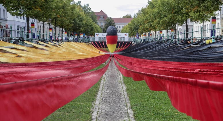 Unity EXPO 30th Anniversary of German Unity Potsdam, 10 09 2020 Unity EXPO on the 30th Anniversary of German Unity Black red golden fabric panels lead to a heart in the colours of Germany with lettering 30 years Walk-in city Backdrop shows 30 days of exhibitions on the 30th anniversary Due to the Corona Pandemic the EXPO