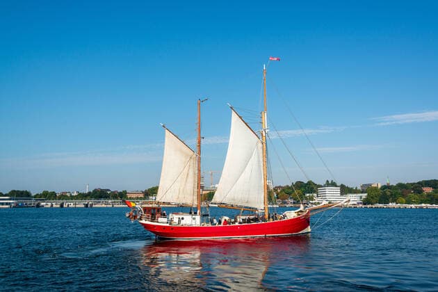 The traditional windjammer parade took place today on the Kieler Förde during Kiel Week 2020 in a modified, smaller form In addition to the six classic sailing old-timers as lead ships, other traditional sailors accompanied the parade In addition, this year private boat owners were allowed to participate with their sailing ships They all raised this years