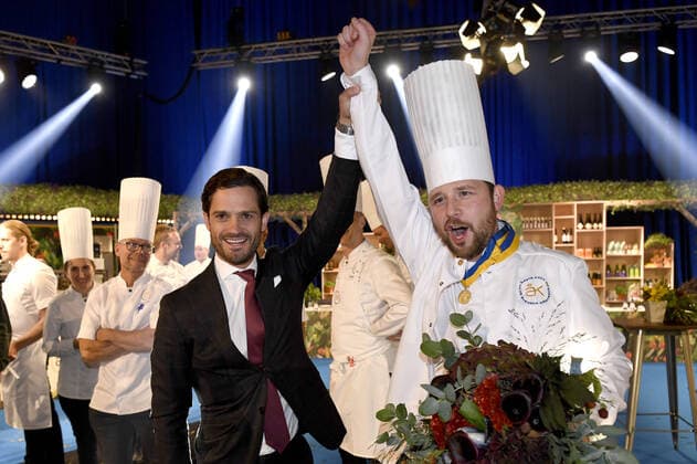 Jury member Prince Carl Philip together with Ludwig Tjörnemo, winner of the competition Chef of the Year 2020 The competition is held this year without an audience at the Globe Annex Stockholm Sweden x2512x,  Copyright: xLINDAHLxBJÖRN Aftonbladetx Arets kock final 2020