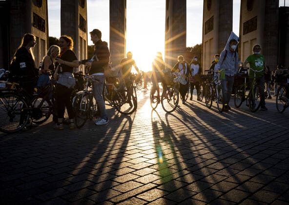 Bicycle demo in Berlin Without kerosene to Berlin , the protest bicycle tour of the Students for Future unter den Linden in Berlin 18 09 2020 Berlin Germany Copyright: xFelixxZahn photothek.netx