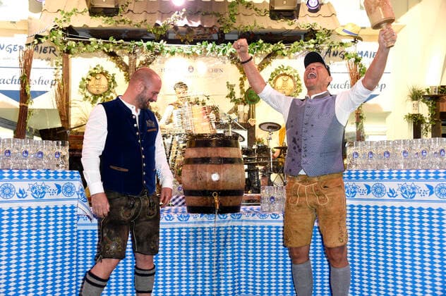 Björn Schwarz and Axel Schulz tapping the keg at 9 Hofbräu Berlin Wiesn in the Hofbräu Wirtshaus Berlin Berlin, 19 09 2020 Foto:xN.xKubelkax xFuturexImage