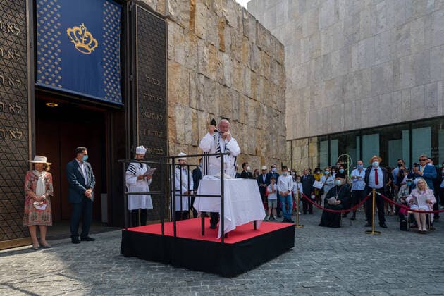 Shofar Bubbles at Rosh Hashanah Public Shofar Bubbles at Rosh Hashanah, the Jewish New Year in front of the entrance of the Munich Synagogue at St. Jakobs Square Dr h c Charlotte Knobloch speaks a greeting word Rabbi Shmuel Aharon Bodman blows the counterword Munich Germany , Copyright: xThomasxVonierx