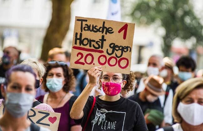 Bilder des Jahres 2020, News 09 September News Themen der Woche KW38 News Bilder des Tages September 20, 2020, Munich, Bavaria, Germany: Criticisms of German Interior Minister Horst Seehofer offering to swap him for 20,000 refugees. Organized by the Seebruecke organization, over 1,000 residents of Munich, Germany joined other cities and demonstrated at Goetheplatz and marched to the Staatskanzlei for an immediate uptake of migrants and refugees from the Moria camp for migrants and refugees in Lesbos, Greece. The camp was originally designed for 3,000 residents and eventually swelled to 13,000 at the time a fired destroyed 99% of it. Germans are demanding a long-term solution to the politics of Europe that led to the creation of the camp and immediate evacuations saying â€oewir haben platz†(â€oewe have spaceâ€Â) - ZUMAb160 20200920_zbp_b160_004 Copyright: xSachellexBabbarx
