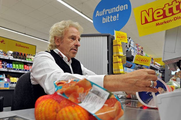 Germany rounds up Thomas Gottschalk sits in the context of the action Germany rounds up please round up on 24 09 2020 at the cash desk of a net market in Ratstatt 20200924MWI25422