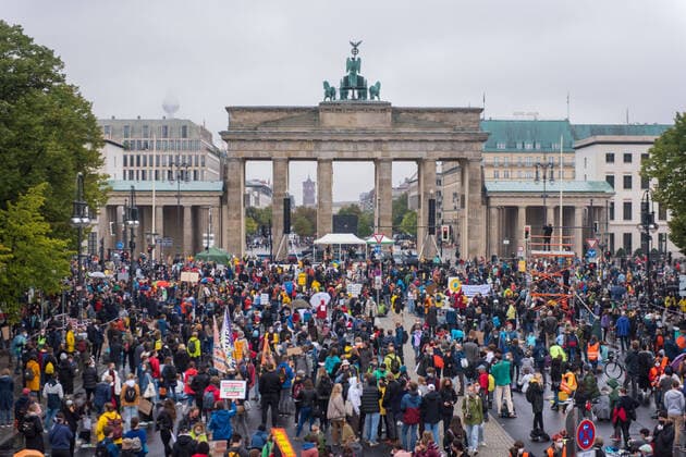 Berlin, Fridays for Future Demo Deutschland, Berlin 25 09 2020 The picture shows the protest in front of the Brandenburg Gate at 11 11pm Berlin Berlin Deutschland