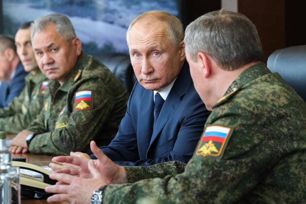 Bilder des Jahres 2020, News 09 September News Themen der Woche KW39 News Bilder des Tages ASTRAKHAN REGION, RUSSIA - SEPTEMBER 25, 2020: Valery Gerasimov, Russia s First Deputy Defence Minister and Chief of the General Staff of the Russian Armed Forces, Russia s President Vladimir Putin, and Russia s Defence Minister Sergei Shoigu (R-L) attend the Kavkaz-2020 Caucasus 2020 military drills at the Kapustin Yar training ground. Military units from Armenia, Belarus, China, Myanmar, and Pakistan take part in the drills. Mikhail Klimentyev Russian Presidential Press and Information Office TASS TS0E85BD