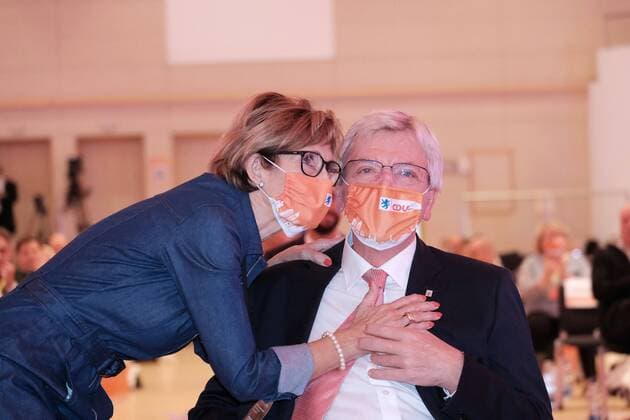 26 09 2020 xkhx 34508 Willingen Upland State Party Conference of the CDU Hessen Hessian Prime Minister Bouffier has been re-elected CDU State Chairman in Willingen and his wife Ursula will give kisses with a mouth guard