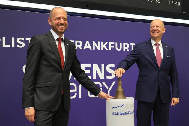 28 09 2020, Frankfurt, DEU Initial public offering of Siemens Energy AG on the Frankfurt Stock Exchange Christian Bruch, CFO of Siemens AG, CFO and Ralf Thomas, CEO of Siemens AG, CEO, with the stock exchange bell