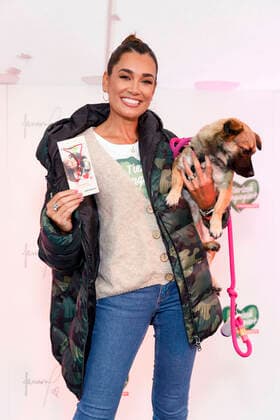 Jana Ina Zarrella with dog Cici at the press event for the charity initiative Tierisch engagiert supported by Fressnapf at the animal shelter in Cologne Zollstock She has designed a friendship bracelet for the Freundschaft verbindet campaign, the proceeds of which will go directly to animal welfare and animal therapy facilities Cologne, 29 09 2020 Foto:xC.xHardtx xFuturexImage