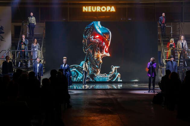 Bilder des Jahres 2020, Entertainment 10 Oktober Entertainment Themen der Woche KW40 Entertainment Bilder des Tages Uraufführung ANTIGONE NEUROPA DEU Brandenburg Cottbus  Lausitz Festival 2020- Uraufführung ANTIGONE NEUROPA : In einem Crossover an einem ungewöhllichen Ort, zwischen Gegenwart und Klassik kreieren der polnisch-luxemburgische Performance-Künstler Filip Markiewicz und die Schauspieldirektorin des Staatstheaters Cottbus, Ruth Heynen, am Tag der Deutschen Einheit ein Event, das die deutsch-deutsche Beziehung als eine Begegnung mit Europa feiert. Das Event mit transkultureller Seele durchquert eine Vielfalt künstlicher Felder: Im dichten Austausch zwischen Bild und Sound, Theater, Tanz und Konzert, zwischen analog und virtuell entsteht ein multimediales, offenes Ganzes, das Markiewicz und Heynen mit dem Schauspielensemble des Staat