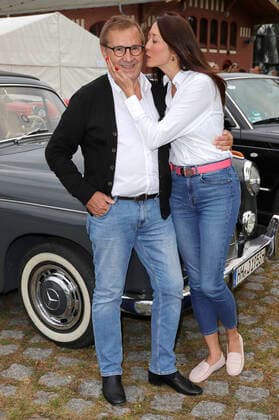 Jan Hofer with his wife Phong Lan Hofer at the arrival of the 7 Hamburg Car Classics Rallye in the Ballinstadt Hamburg, 03 10 2020 Foto:xgbrcix xFuturexImage