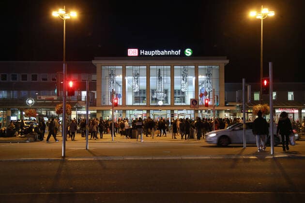 04 10 2020 Dortmund, Dortmund central station has been closed for several hours An unattended backpack has been found Train traffic has been stopped, long-distance trains are being diverted The police are guarding the entrances to the station The building has been cleared The area has been cleared The police and rescue services are on the scene