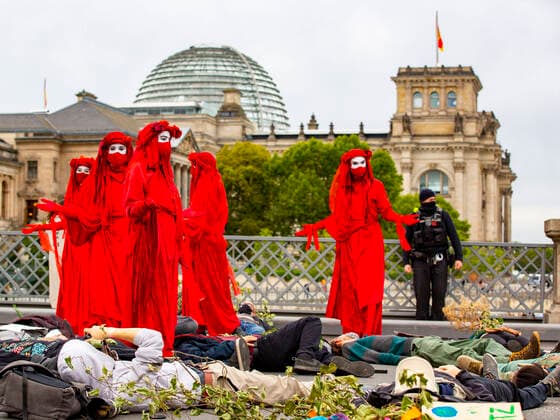 The protest action Train of Dead Trees of Extinction Rebellion is the kick-off of the action week The action moves from the Federal Ministry of Agriculture to the Invalidenpark and is supposed to draw attention to