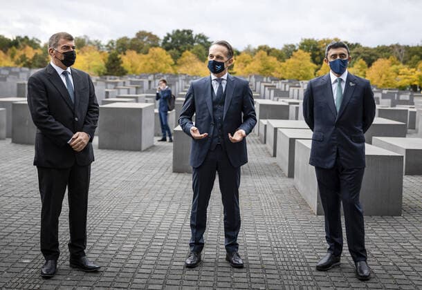 Federal Foreign Minister Heiko Maas, SPD, recorded with Abdullah bin Zayed Al Nahyan, Minister of Foreign Affairs of the United Arab Emirates and Gabriel Ashkenazi, Minister of Foreign Affairs of the State of Israel, during a joint visit to the Memorial to the Murdered Jews of Europe in Berlin 06 10 2020 Berlin Germany Copyright: xFelixxZahn photothek.netx
