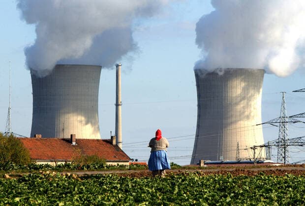 Grafenrheinfeld nuclear power plant Grafenrheinfeld, Bavaria, DEU, 16 10 2003 A farmer working in the field at the Grafenrheinfeld nuclear power plant Grafenrheinfeld Germany MR:N