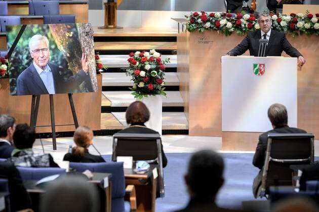 Memorial service for the deceased late State Premier Wolfgang Clement in Bonn Former German Foreign Minister Sigmar Gabriel R delivers a speech during the state memorial ceremony to honor the deceased late State Premier Wolfgang Clement in Bonn, Germany, 13 Poolfoto EPA-EFE ,EDITORIAL USE ONLY