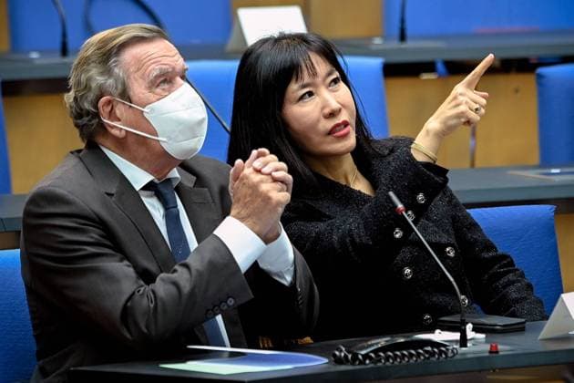 Memorial service for the deceased late State Premier Wolfgang Clement in Bonn Former German chancellor Gerhard Schroeder L and his wife Schroeder Kim So yeon R attend the state memorial ceremony to honor the deceased late State Premier Wol Poolfoto EPA-EFE ,EDITORIAL USE ONLY