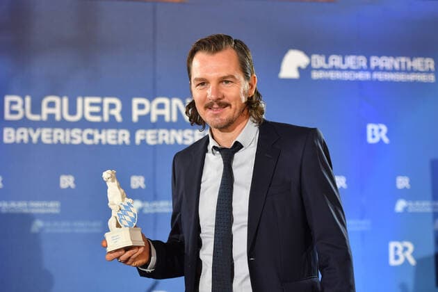 Actor Felix KLARE with his award Blue Panther, Bavarian Television Award 2020 on 14 10 2020 in the Kaisersaal in the Munich Residence
