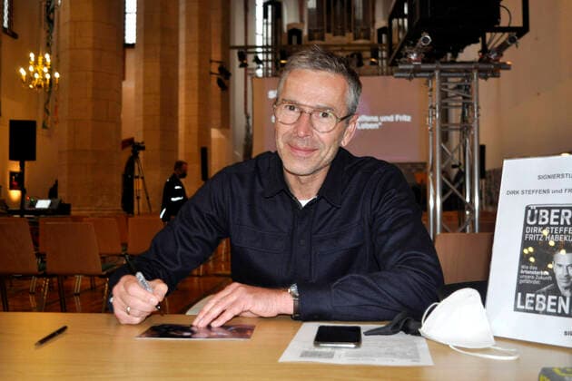 Dirk Steffens at the photo session on the occasion of the book signing About Life Future question Art extinction How we overcome the ecological crisis in the concert hall Ulrichskirche Halle Saale, 17 10 2020 Foto:xM.xWehnertx xFuturexImage
