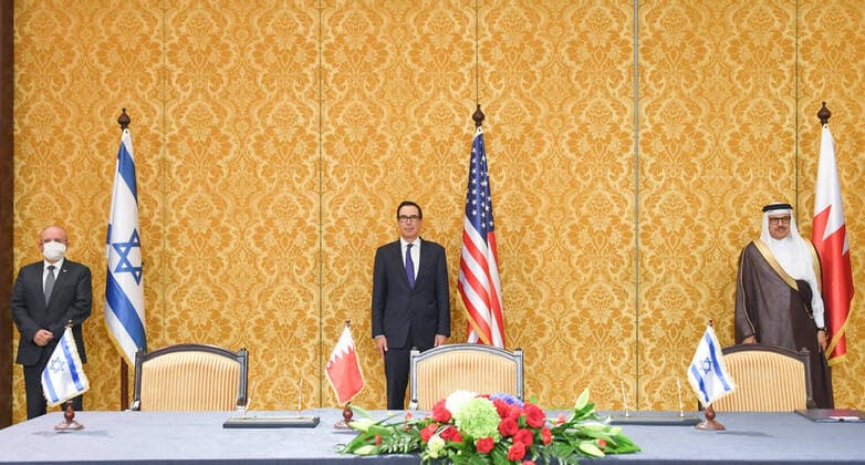 Bilder des Jahres 2020, News 10 Oktober News Themen der Woche KW42 News Bilder des Tages (201018) -- MANAMA, Oct. 18, 2020 -- Israeli National Security Advisor Meir Ben Shabbat (L), U.S. Treasury Secretary Steven Mnuchin (C) and Bahraini Foreign Minister Abdullatif Al Zayani (R) attend a signing ceremony in Manama, Bahrain, Oct. 18, 2020. Bahrain and Israel signed on Sunday a series of key agreements covering bilateral relations, agriculture, trade, civil aviation, telecommunications and financial services, state (BNA) reported. ( Handout via Xinhua) BAHRAIN-MANAMA-ISRAEL-KEY AGREEMENTS-SIGNING BahrainxNewsxAgency