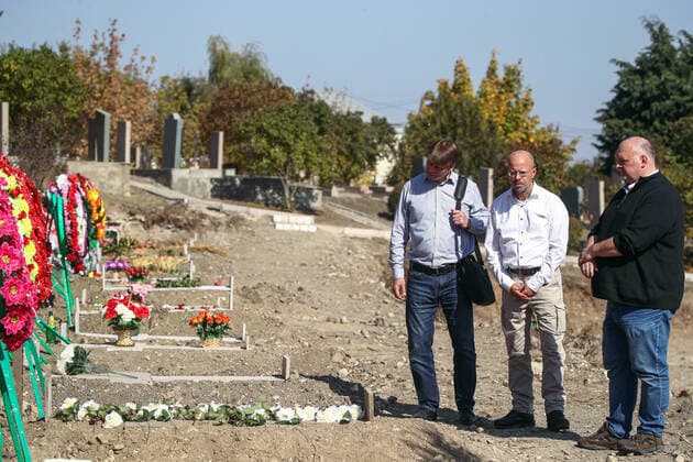 Bilder des Jahres 2020, News 10 Oktober News Themen der Woche KW43 News Bilder des Tages STEPANAKERT, NAGORNO-KARABAKH - OCTOBER 19, 2020: A member of the German federal parliament (Bundestag) Steffen Kotre of the Alternative for Germany (AfD) Party, and members of the Landtag of Brandenburg, Andreas Kalbitz and Andreas Galau of the same party (L-R) visit new graves in a cemetery in the city of Stepanakert. The fighting between Armenia and Azerbaijan over the disputed Caucasus Mountains territory of Nagorno-Karabakh resumed in late September. Both countries accused each other of provocation, declared martial law, and mobilized their armed forces. In the night of October 16, the capital city of Nagorno-Karabakh, Stepanakert, and the Azerbaijani city of Ganja underwent military attacks with multiple casualties and injuries report TS0EB58F