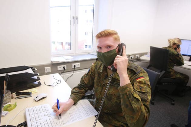 20 10 2020 Dortmund Since a few days Dortmund has also been classified as a corona hotspot To support the case Follow-up, 40 soldiers of the German Armed Forces are now available to the Health Department Corporal Dennis Schlickmann and his colleague Corporal Melissa Fritzenkötter at their temporary workplace at the Health Department Dortmund