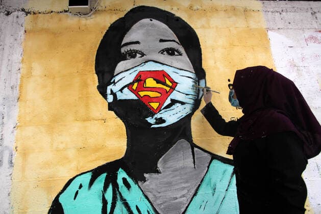 Entertainment Bilder des Tages October 22, 2020, Gaza City, Gaza Strip, Palestinian Territory: Palestinian artists paint a mural, of a medical worker wearing a Supergirl mask to help raise awareness of wearing face masks amid the coronavirus pandemic (COVID-19) crisis, in Gaza city. Gaza City Palestinian Territory - ZUMAap3_ 20201022_zaf_ap3_034 Copyright: xMahmoudxAjjourx