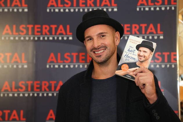 Hamburg actor and dancer Benjamin Piwko presents his book Man hört nur mit dem Herzen gut in the AEZ Alstertal shopping centre, on Sunday, when the shop is open, the deaf finalist from the TV show Let s Dance will give a reading in the shopping centre in Hamburg Poppenbüttel 25 10 2020