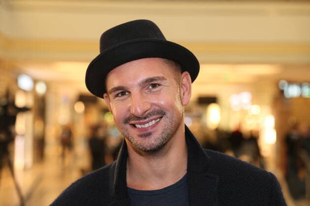 Hamburg actor and dancer Benjamin Piwko presents his book Man hört nur mit dem Herzen gut in the AEZ Alstertal shopping centre, on Sunday, when the shop is open, the deaf finalist from the TV show Let s Dance will give a reading in the shopping centre in Hamburg Poppenbüttel 25 10 2020