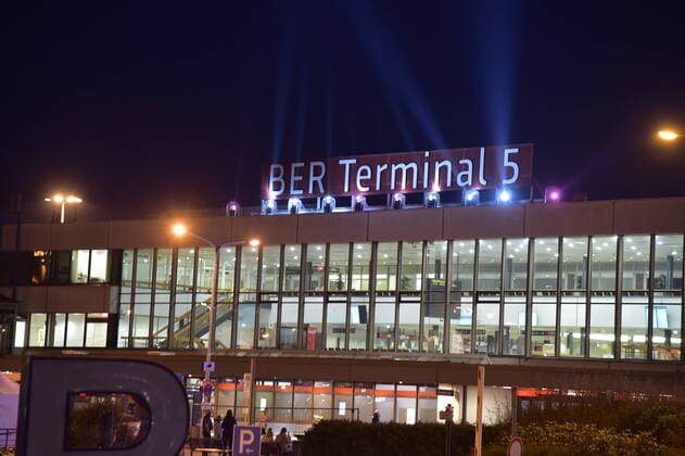SXF becomes BER Lichtspiele for the ceremonial opening to rename the terminal Welcome and handover of the previous illuminated letters, BER Terminal 5, formerly Schönefeld Airport, community in the Brandenburg district of Dahme Spreewald on 24 10 2020 Photopress Mueller