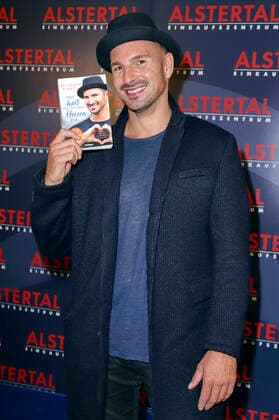 Benjamin Piwko at the presentation of his book Man hört nur mit dem Herzen gut im Alstertal Einkaufszentrum Hamburg, 25 10 2020 Foto:xgbrcix xFuturexImage