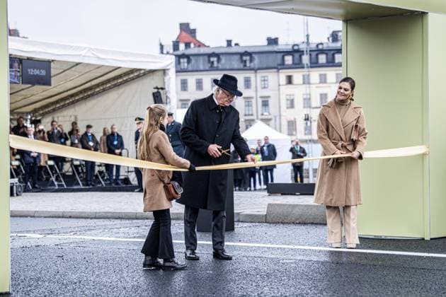 Princess Estelle, King Carl XVI Gustaf, Crown Princess Victoria Inauguration of the golden bridge Slussbron in Stockholm, Sweden 25 Oct 2020 2020 10 25 c LORENTZ ALLARD ROBIN Aftonbladet TT EXPRESSEN OUT AFTONBLADET 85392 Stockholm Sverige x2512x,  Copyright: xLORENTZ-ALLARDxROBIN Aftonbladetx Swedish royals inauguration Slussbron