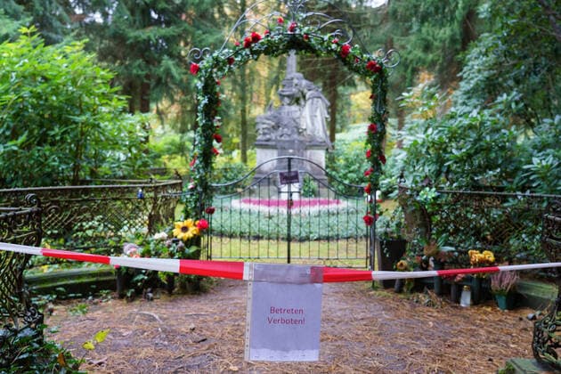 Gravesite desecrated by Hamburg actor Jan Fedder Cemetery Hamburg Ohlsdorf at the gravesite was damaged by unknown persons the right front meta