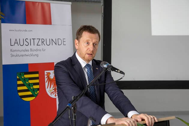 Sachsens Ministerpräsident Michael Kretschmer DEU Sachsen Schwarze Pumpe Â Sachsens Ministerpräsident Michael Kretschmer : Am Montag, 19. Oktober 2020, fand im Dock3 Lausitz am Industriepark Schwarze Pumpe die Konferenz der Großen Lausitzrunde statt. Neben verschiedenen Redebeiträgen von Vertretern der Landes- und Bundespolitik kam unter anderem auch Sachsens Ministerpräsident Michael Kretschmer zu Wort. Behandelt wurden die Themen Entwicklungsstrategie und Ansiedlungsoffensive Lausitz. Das neue Kompetenz- und Gründerzentrum Dock3 in Schwarze Pumpe. Es wude im Auftraggeber des Zweckverbandes Industriepark Schwarze Pumpe 2020 eröffnet, es liegt auf der Landesgrenze von Sachsen und Brandenburg. Das Kompetenzzentrum DockÂ³ soll Sta