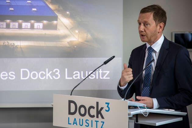 Sachsens Ministerpräsident Michael Kretschmer DEU Sachsen Schwarze Pumpe Â Zur Eröffnung des neuen Kompetenz- und Gründerzentrum Dock3 in Schwarze Pumpe sprach auch Sachsens Ministerpräsident Michael Kretschmer. Das Kompetenzzentrum für Gründer & Gewerbe liegt auf der Landesgrenze von Sachsen und Brandenburg und wude im Auftraggeber des Zweckverbandes Industriepark Schwarze Pumpe eröffnet.. Das Kompetenzzentrum DockÂ³ soll Startups und Unternehmen ideale Bedingungen bieten, um neue Ideen, innovative Geschäftsfelder sowie zukunftsträchtige Produkte und Technologien zu entwickeln und umzusetzen. Voll ausgestattete Büro- und Tagungsräume, Coworking-Plätze sowie flexibel gestaltbare Fertigungsflächen in einer separaten Werkha
