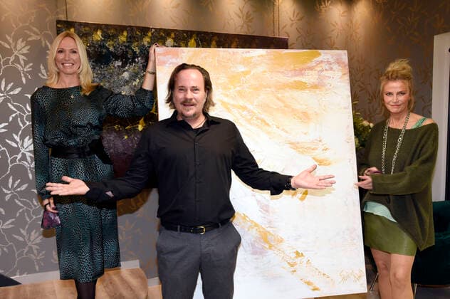 Simone von Anhalt, Sascha Maaz and Ursula Gottwald at the finissage of the exhibition Farb Pracht with auction of the work Awakening by the artist Simone von Anhalt in the hairdressing salon Figaro Munich, 31 10 2020 Foto:xS.xAdamx xFuturexImage