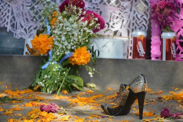 MEXICO CITY, MEXICO - NOVEMBER 2: A female shoe is seen during a offering as part of Day of the Dead to commemorates sex workers who were victims of Femicide, on November 2, 2020 in Mexico City, Mexico. Credit: Carlos Tischler Eyepix Group The Photo Access MEX - 2020 - Altars To Commemorate Sex Workers in Day Of The Dead in Mexico City  Copyright: xCarlosxTischlerx