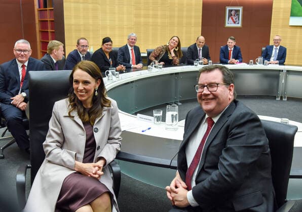 Bilder des Jahres 2020, News 11 November News Themen der Woche KW45 News Bilder des Tages (201106) -- WELLINGTON, Nov. 6, 2020 -- New Zealand s Prime Minister Jacinda Ardern (front L), and Grant Robertson (front R), deputy prime minister, finance minister and infrastructure minister, pose for a group photo with the new cabinet members ahead of the first cabinet meeting in Wellington, New Zealand, on Nov. 6, 2020. New Zealand s new cabinet was officially sworn in on Friday, with Prime Minister Jacinda Ardern stressing economic recovery from one of the most challenging times in history. ) NEW ZEALAND-WELLINGTON-NEW CABINET GuoxLei