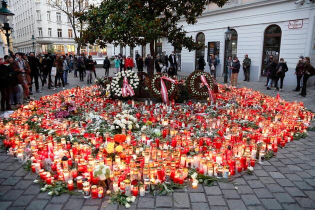 IS Terror attack in Vienna Sea of lights for the victims Vienna, Bermuda Triangle, 6 11 2020 4 day after dwm IS Terror attack of 2 11 2020 Mourning passers-by light candles around the crime scenes in the Bermuda Triangle Islamist terrorism, Islamic state, terrorist attack, act of terrorism, assassination, Islamism, jihad memorial lights Mourning Vienna Austria AVN101002426041