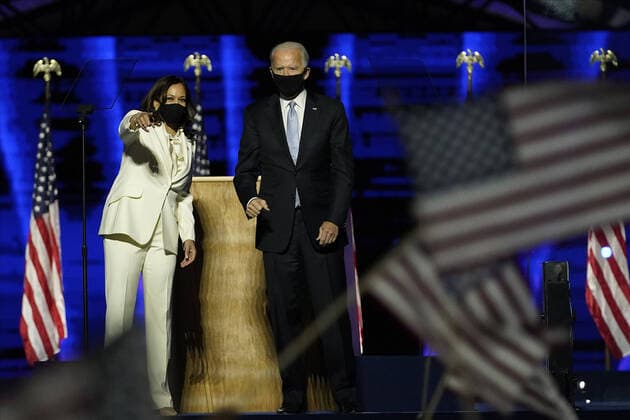 Bilder des Jahres 2020, News 11 November News Themen der Woche KW45 News Bilder des Tages President-elect Joe Biden, right, takes the stage with Vice President-elect Kamala Harris on Saturday, November 7, 2020 in Wilmington, Delaware. Biden defeated President Donald Trump to become 46th president of the United States. Pool photo by Andrew Harnik  WILX20201107227 AndrewxHarnik