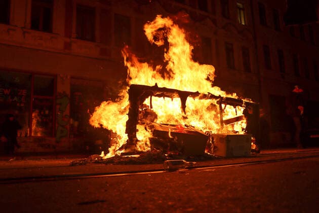 In the picture In Connewitz there were riots late Saturday night riots barricades burned, the police is with a large contingent on site Leipzig riots in Connewitz