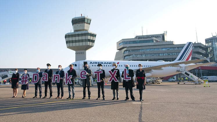 Berlin GER, Berlin, 08 11 20, TXL Last departure of Air France danketxl Crew and Mayor M Mueller, Berlin Tegel Impessions TXL, Last departure of Air France on the apron, AF 1235 to Paris CG aircraft, press appointment at TXL Terminal C 08 11 2020, Copyright: xUwexKoch xEibner-Pressefotox EP_ukh
