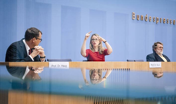 Gerald Haug, President of the National Academy of Sciences Leopoldina, Alena Buyx, Chairwoman of the German Ethics Council, and Thomas Mertens, Chairman of the StâˆöÂßndigen STIKO Vaccination Commission , recorded at the presentation of the joint position paper How should access to a COVID 19 vaccine be regulated at the Federal Press Conf Copyright: xFelixxZahn photothek.netx