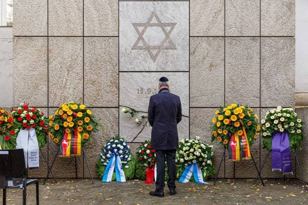 GERMANY, NETHERSACHSEN, HANOVER, 09 11 2020 Silent non-public commemoration of pogrom night Belit Onay Lord Mayor Hanover, Greens stand at the memorial Memorial event at the memorial of the former synagogue on the occasion of the commemoration day of the Reich pogrom night on 09 11 1938