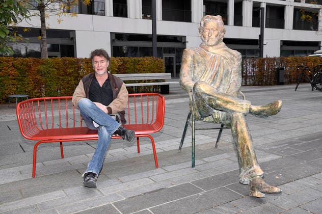 The artist Nikolai Tregor at the arrival and presentation of the bronze statue of Helmut Dietl in front of the Andoz Hotel in Munich Schwabing Munich, 10 11 2020 Foto:xS.xAdamx xFuturexImage