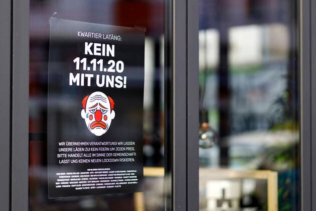 On 11 11 it remained quiet in the carnival stronghold of Cologne, central places were controlled by the public order office and police to keep carnivalists from celebrating In the picture a poster at a pub on Zülpicher Straße, which points to closure on 11 11 because of Corona Cologne, 11 11 2020 Foto:xC.xHardtx xFuturexImage