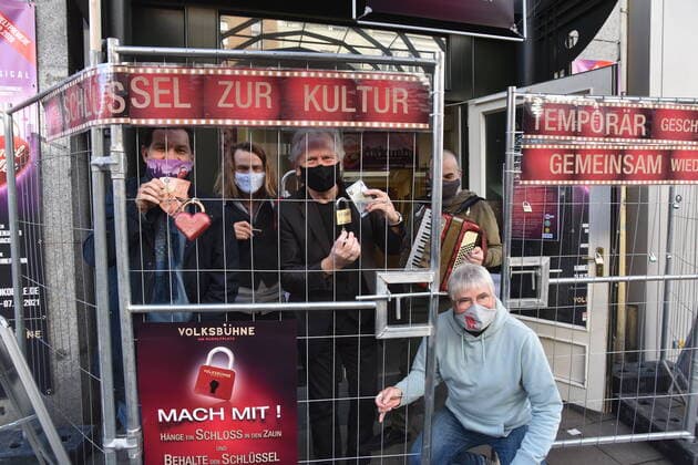 Moritz Netenjakob, l r, Laurenz Leky from Theater am Bauturm, Henning Krautmacher from the band Höhner, comedian Gilly Alfeo and Axel Molinski from Theater am Rudolfplatz The Volksbühne am Rudolfplatz calls for an action to support the innovative theatre heads With the action Conne